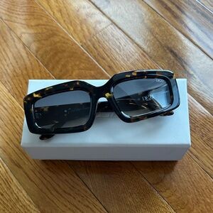 DEZI Read the Room Sunglasses